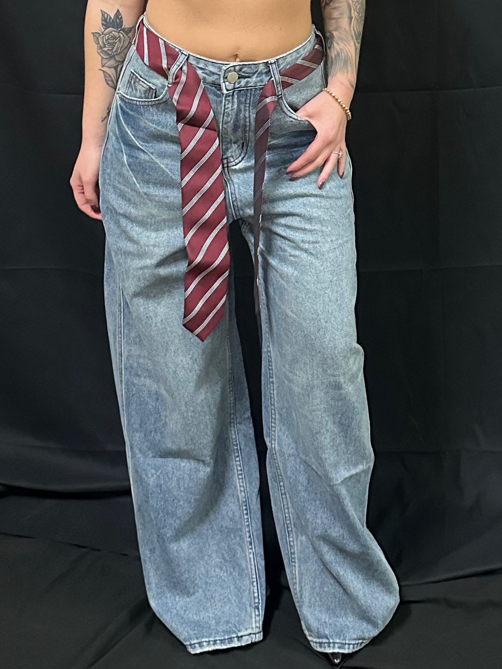 JEANS CON CRAVATTA 20,00€