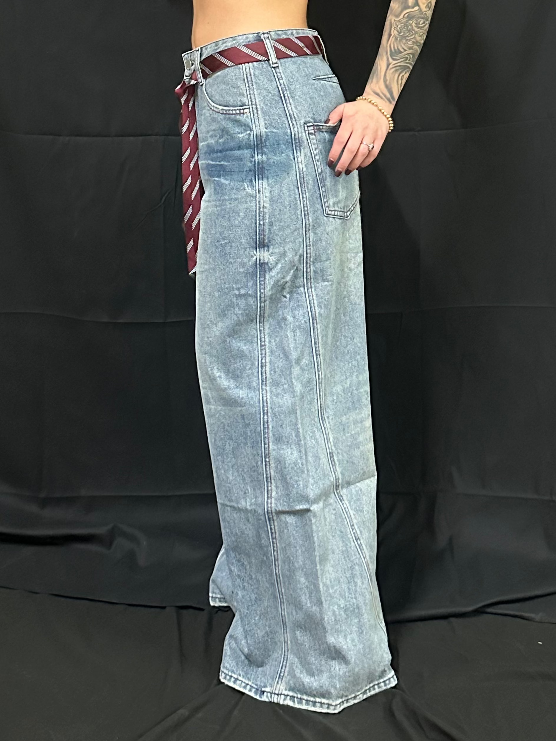 JEANS CON CRAVATTA 20,00€